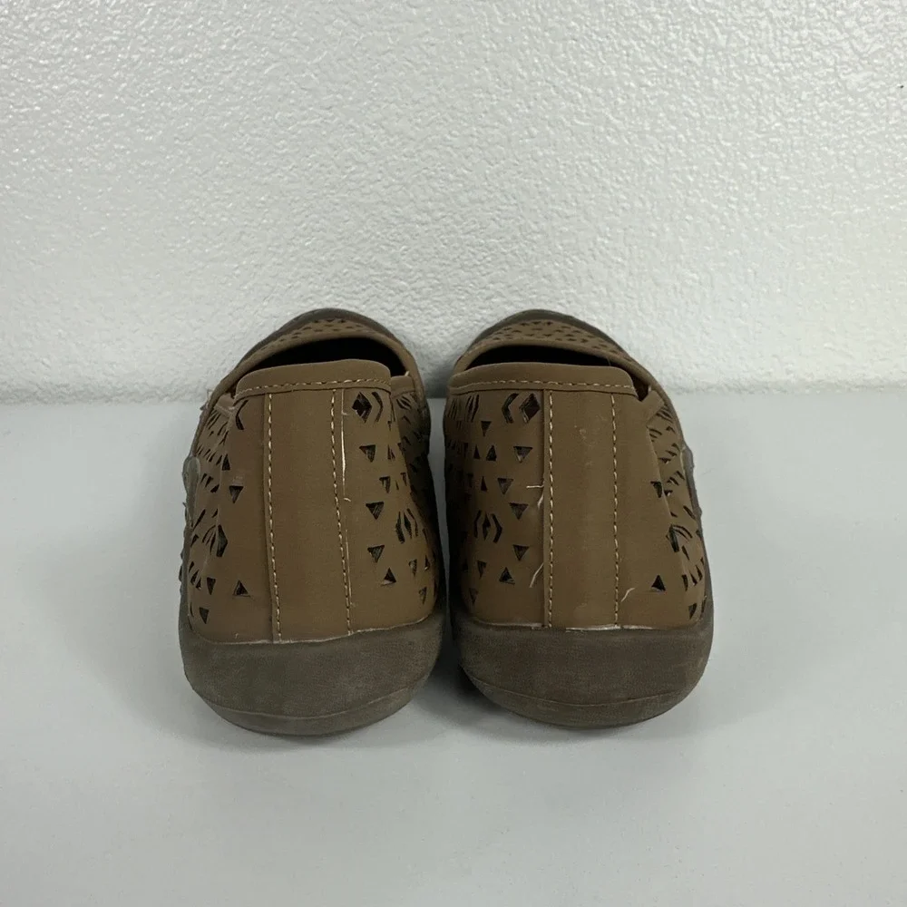 MukLuk sport Size 7 tan slip on Comfort Neutral Cut Outs Shoes Gently Used - Picture 4 of 7